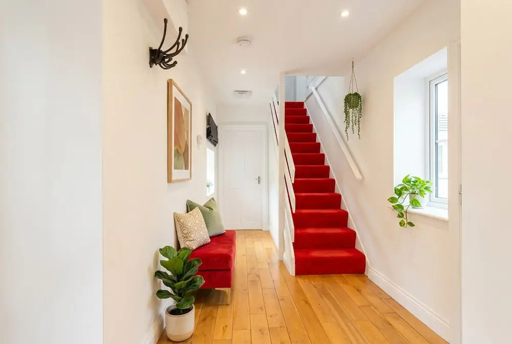 Bamburgh - Sleeps 8 - Dogs Stay Free - Enclosed Garden - Off Road Parking