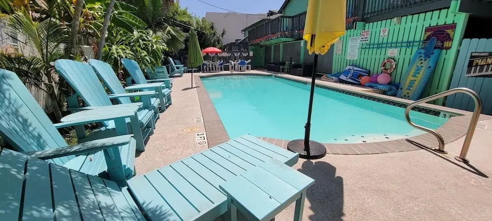 Upper Deck Hotel and Bar