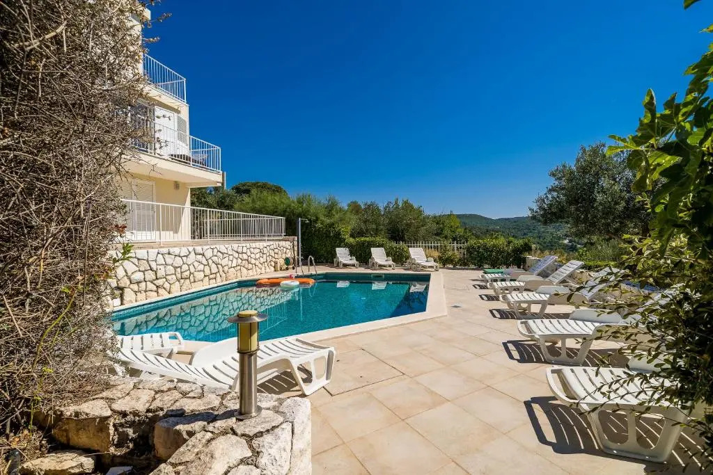 Comfort 1-Bedroom Apartment with Pool & Sea view