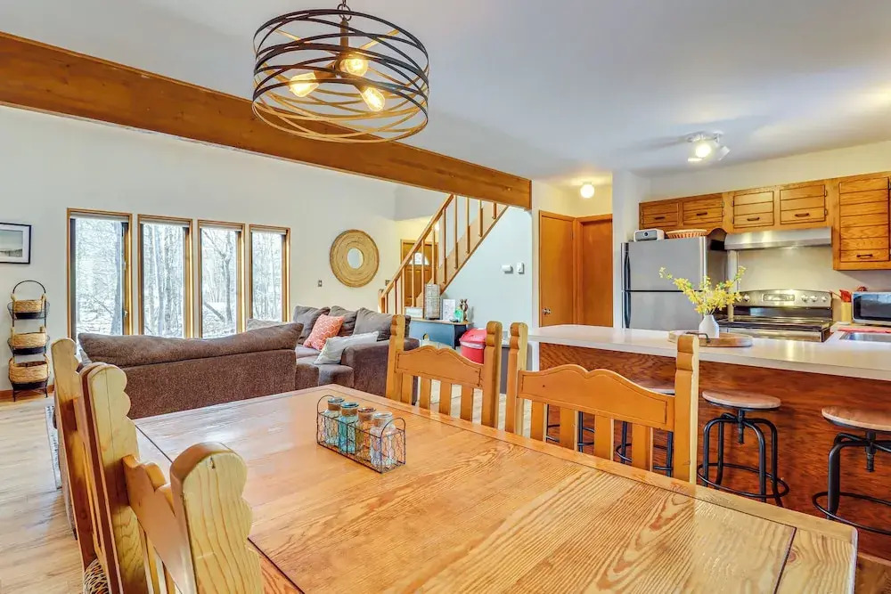 Private Spa, Fire Pit & Deck: Poconos Home!