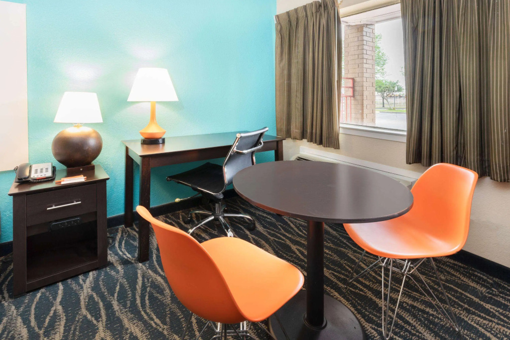Howard Johnson by Wyndham Houston Hobby Airport