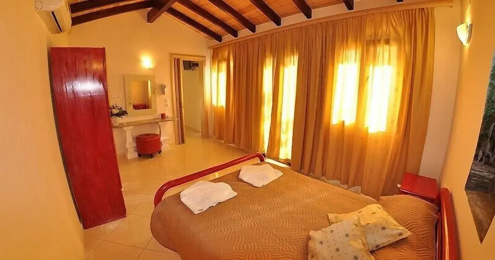Elenas Seaside Apartments & Studios