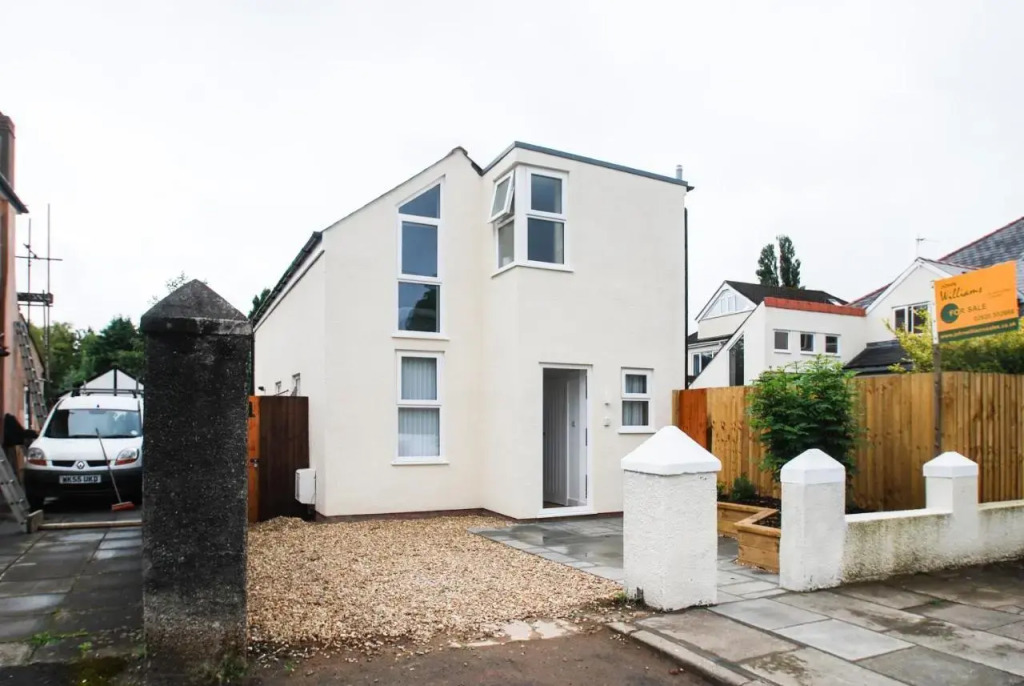 Superb Detached Coach House in Peaceful Location!