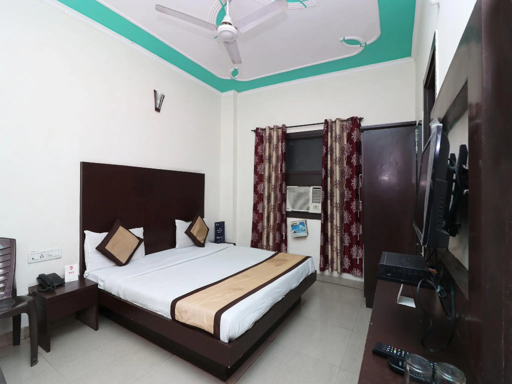 OYO 9726 Hotel Aura Palace Deluxe