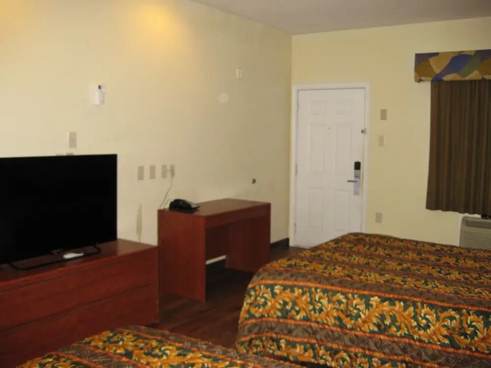 Scottish Inn and Suites