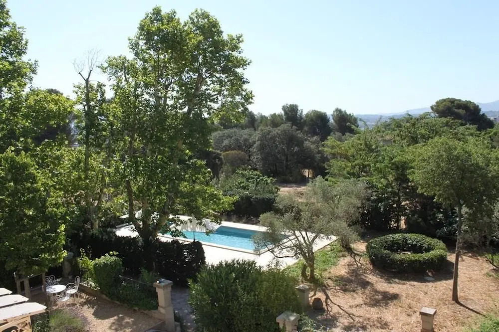 Villa croix du sud with swimming pool and park in Marseille Chalet 4