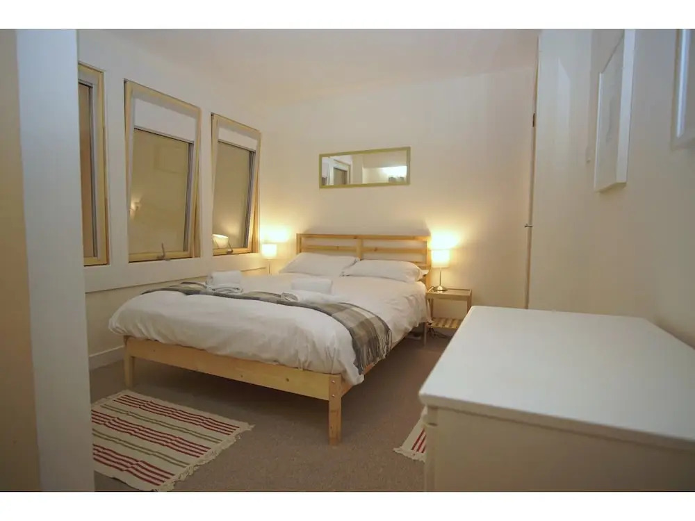 Bright, Spacious Old Town Flat for 6