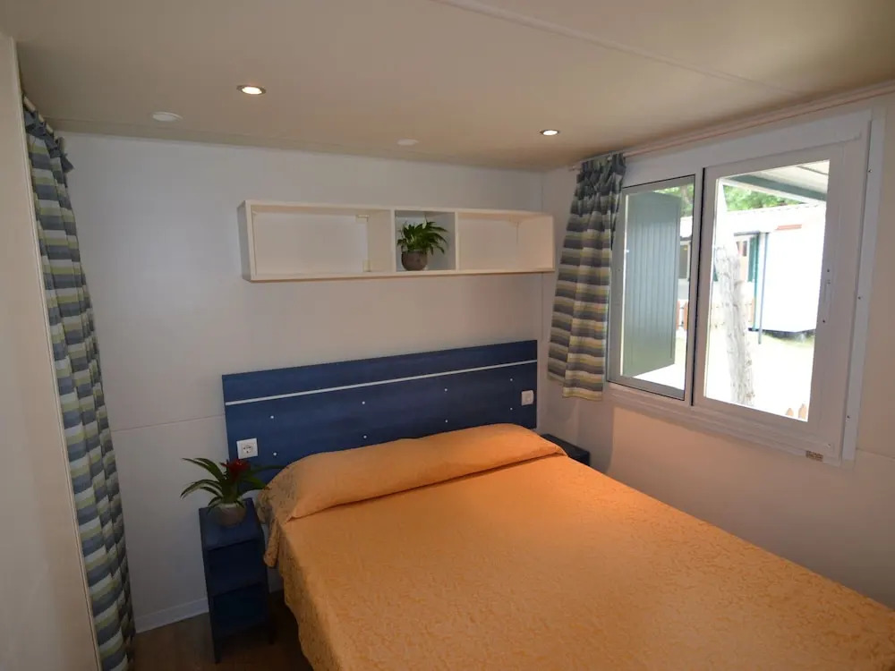 Nice Chalet with Terrace near Sea
