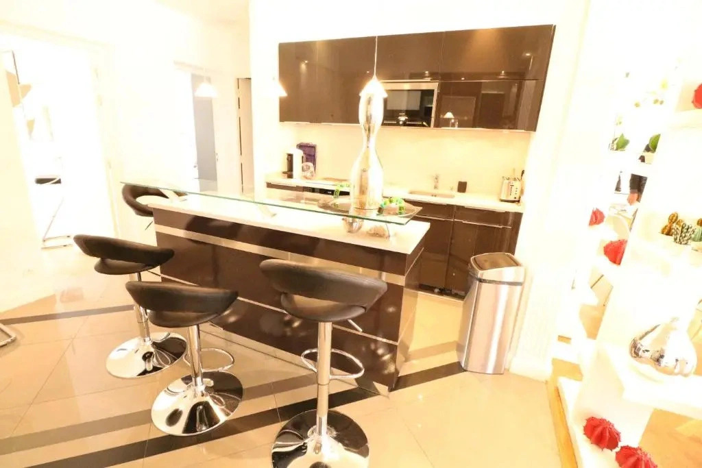 Beautiful 3 bedroom. Direct sea view. 401