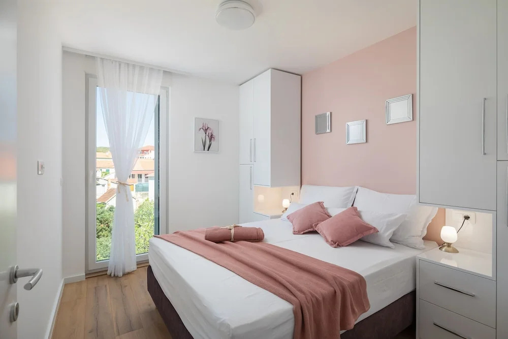 Luxury Apartment Dreams in Okrug With Swimming Pool sea View Wifi Parking