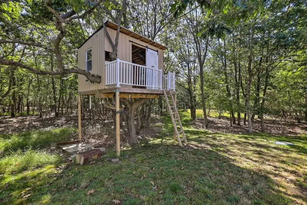Poconos Escape w/ Hot Tub & Fire Pit
