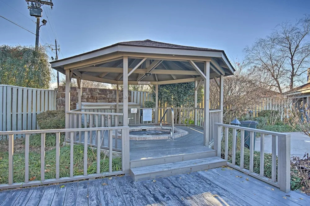 Beautiful Hot Springs Condo w/ Lake Hamilton Views