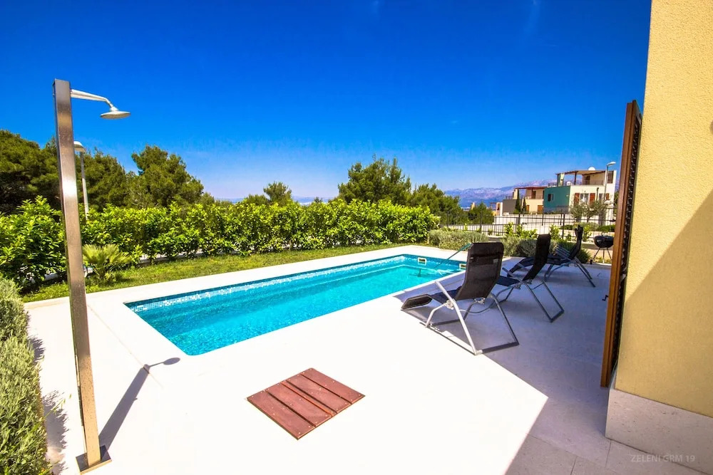 Villa Aurelia by Domus Mirus - Rooftop Cinema & Pool & 6 Minute Walk to Beach