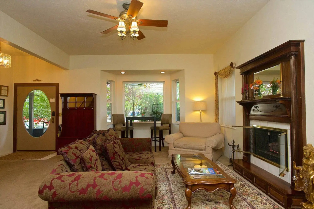 The Oval Door Bed and Breakfast Inn