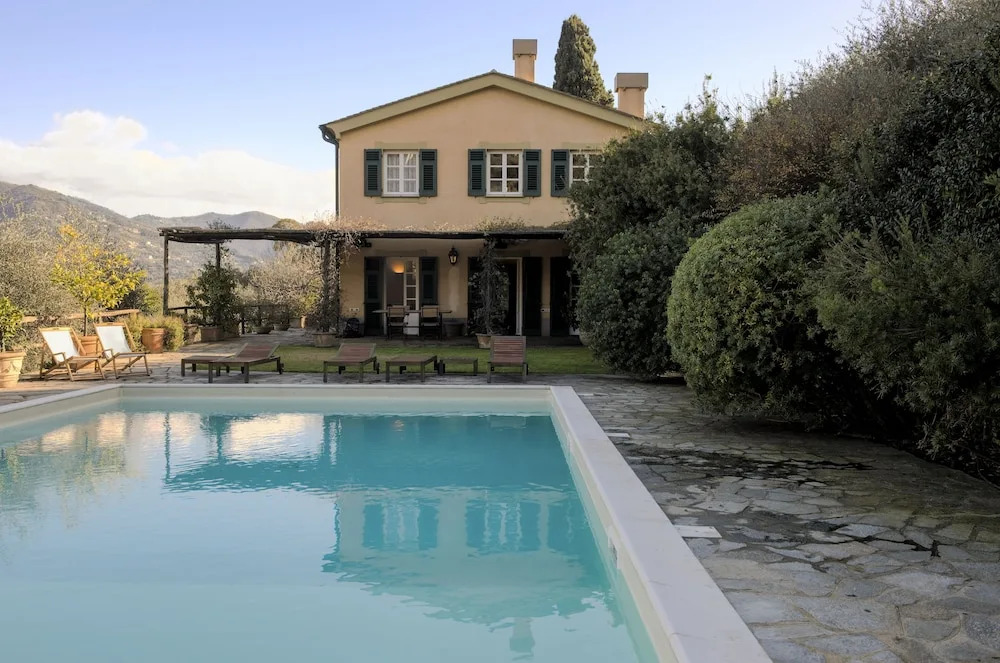 Villa con piscina tra gli ulivi di Rapallo