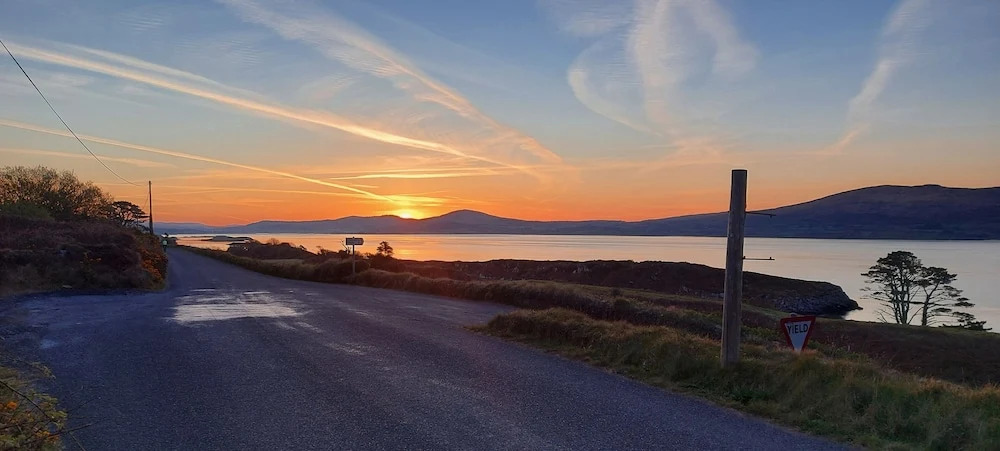 Bantry - House - Sleeps 6 - Sea Views - Parking