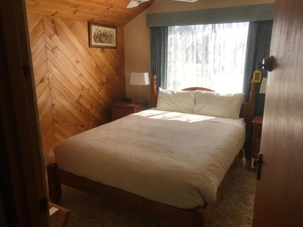 Lakeside Chalet & Studio