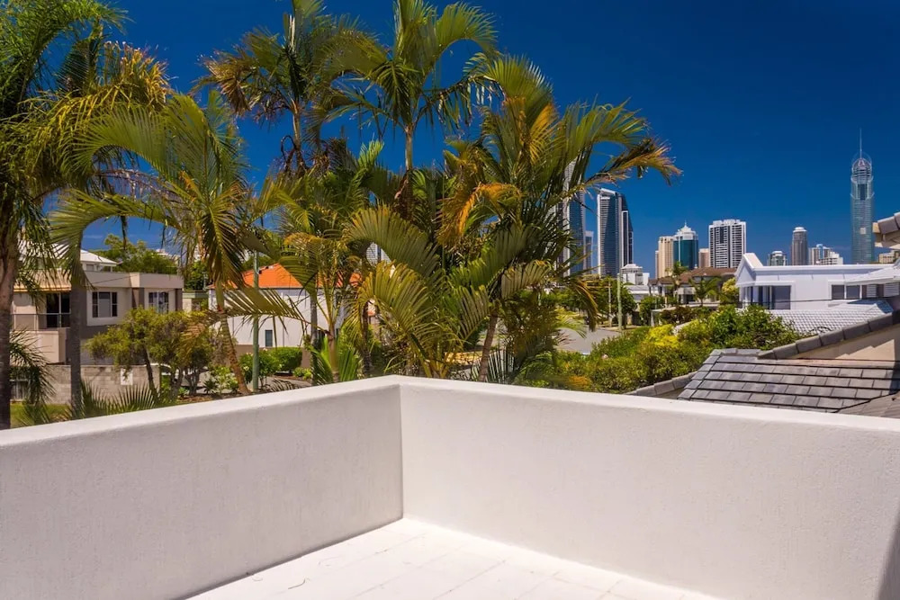 Edgewater on Chevron Waterfront 5 Bedroom Deluxe House Central Surfers