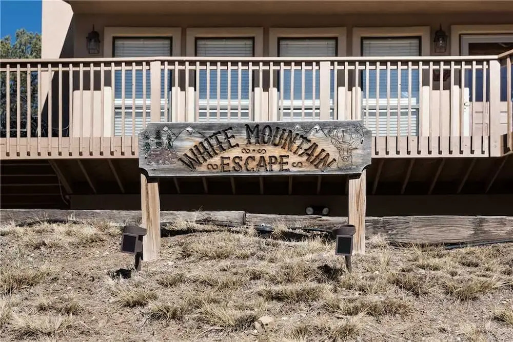 White Mountain Escape - Three Bedroom Cabin with Hot Tub