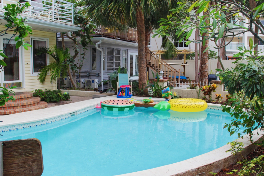 Treasure Island Beach Retreat Sleeps Up To 15