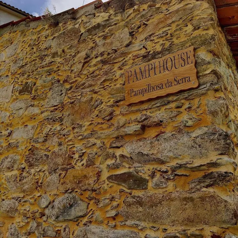 PampiHouse, casa de xisto junto ao rio