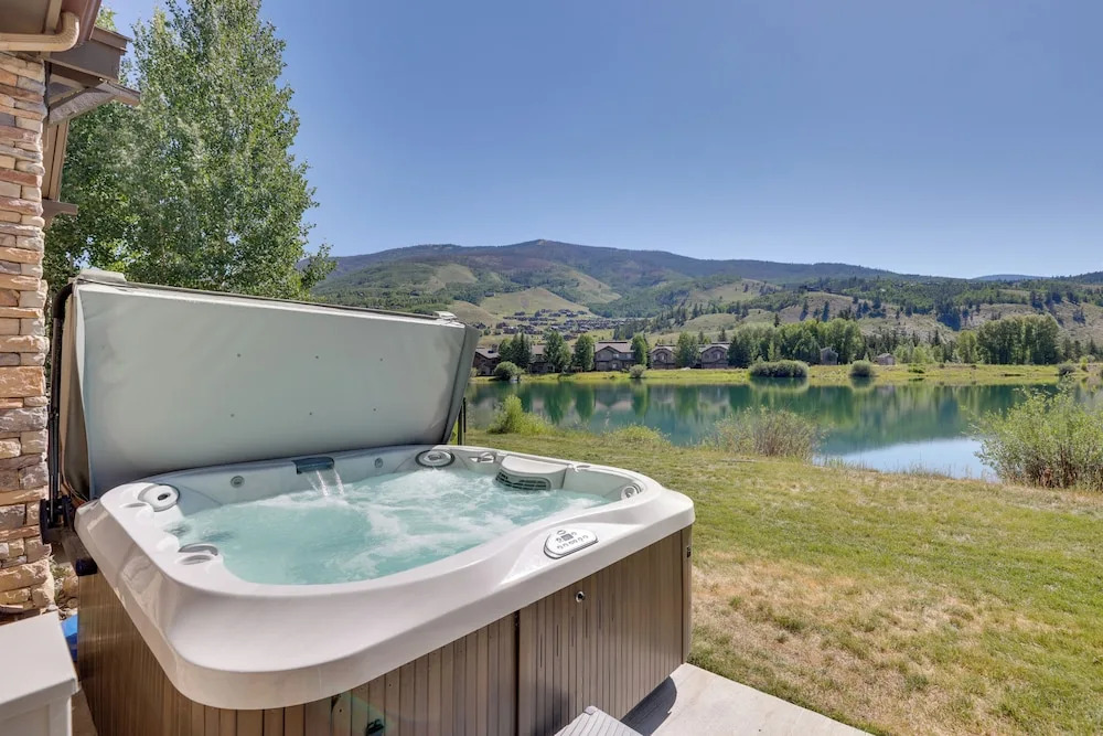 Stunning Mtn Views & Hot Tub: Silverthorne Retreat