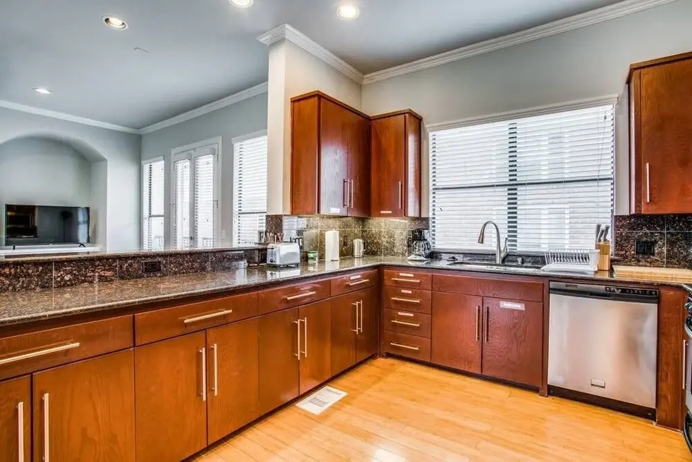 2 Huge Townhouses in Oak Lawn PERFECT for groups