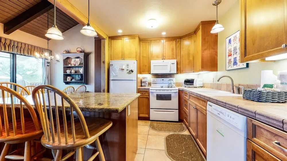 Discovery 4 108 Great Complex Amenities, Close to Canyon Lodge by RedAwning