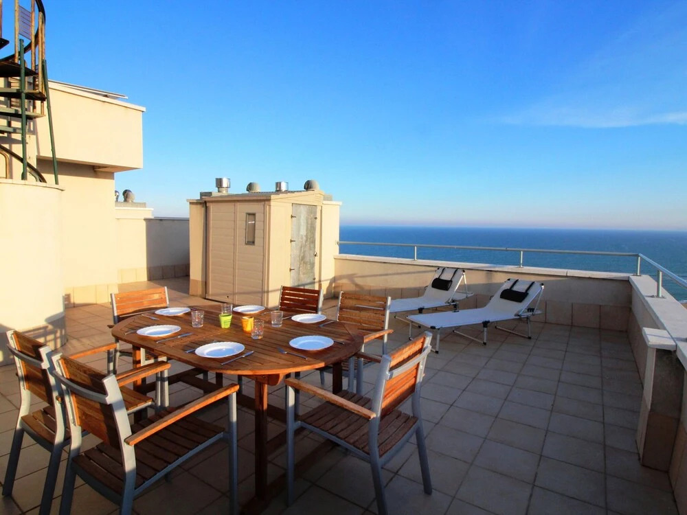 Apartment With sea View, Walking Distance to the Beach