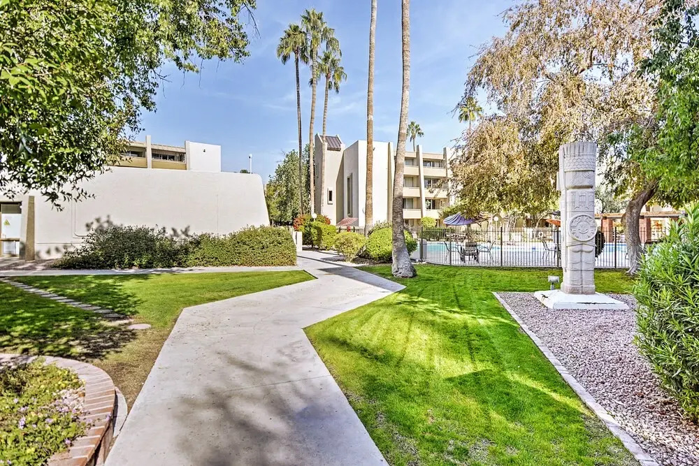 < 1 Mi to Old Town! Couples Haven w/ Pool Access
