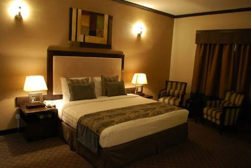 London Crown Hotel