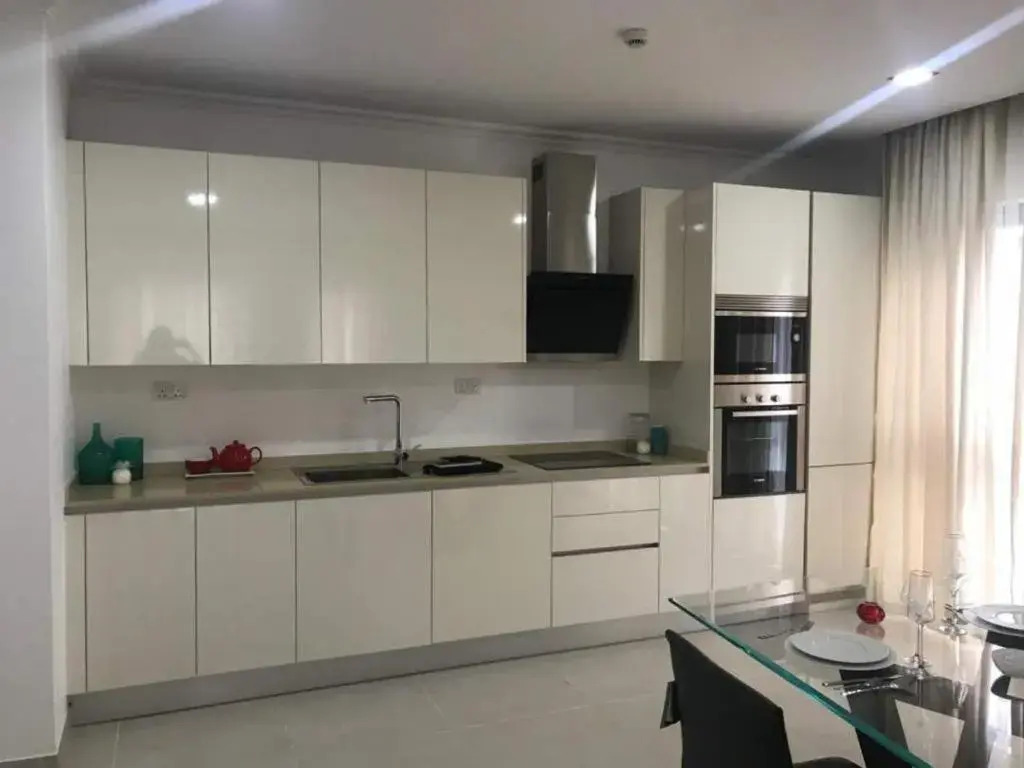 Executive 3 bedroom Apartment Space Available