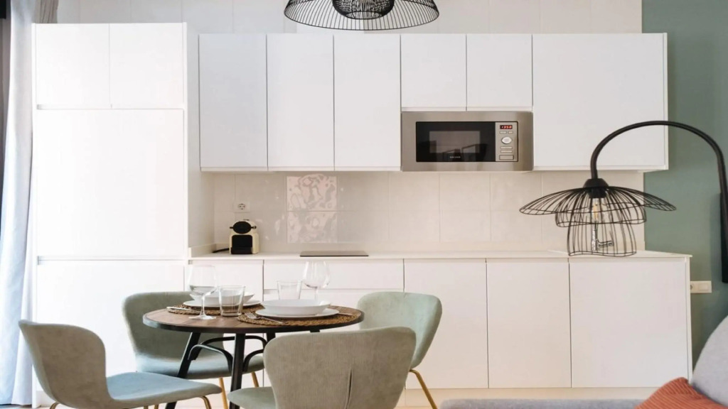 Chiqui and Vicente Bright Apartment