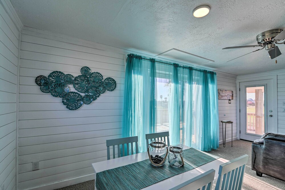< 1 Mi to Surfside Beach: Open-concept Cottage