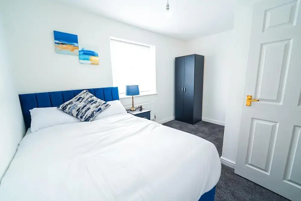 4 Bed House - Sleeps 8 - Garden - Parking - Wifi