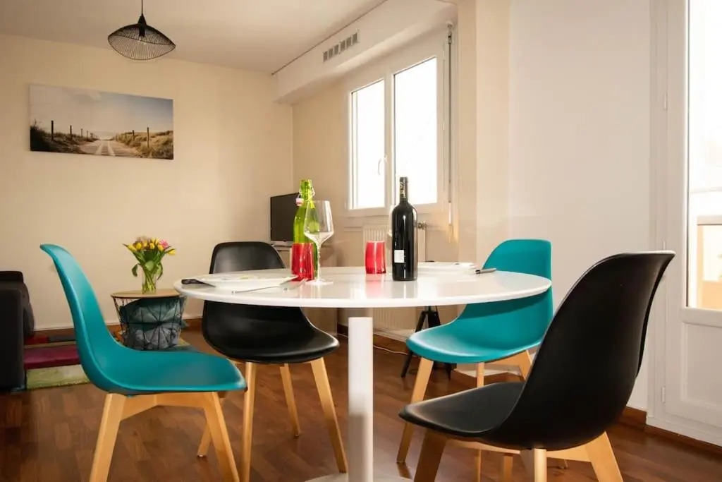 grand studio avec parking à 10 minutes des plages