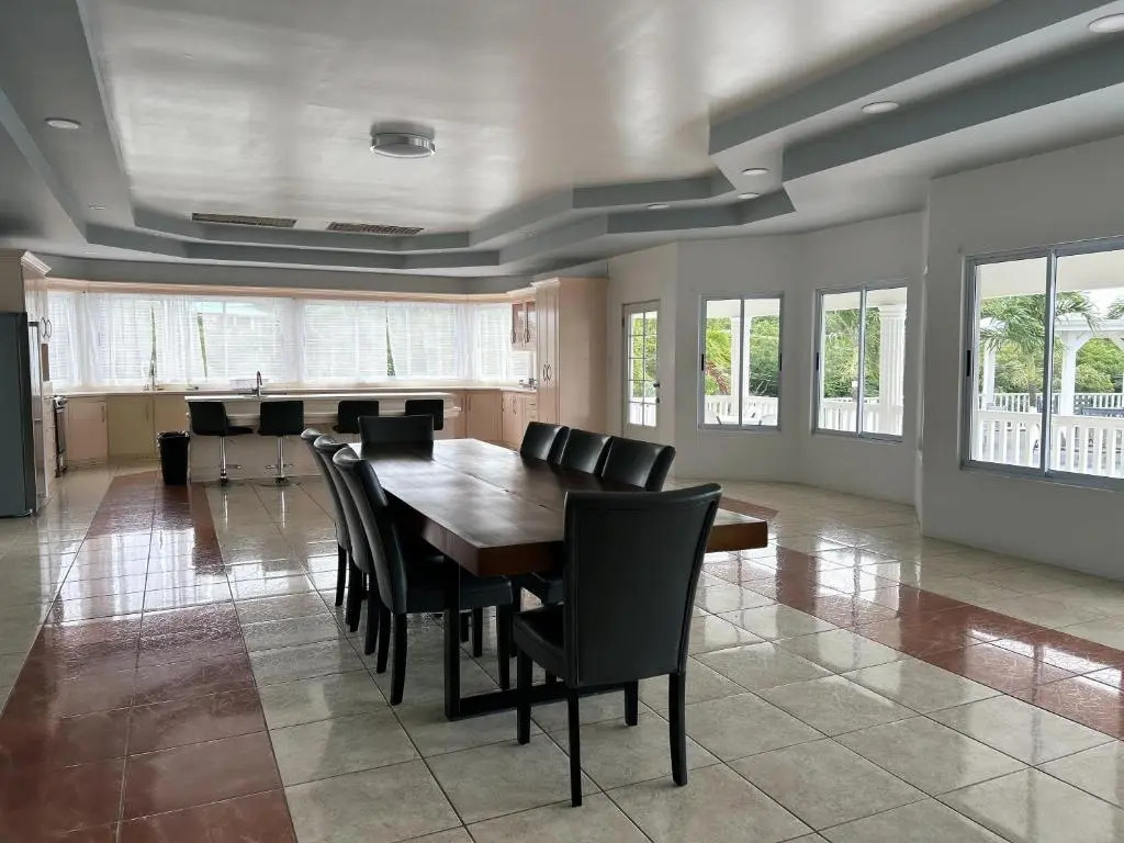 Luxury 5BD Villa - Massive Pool & Outdoor Vibe