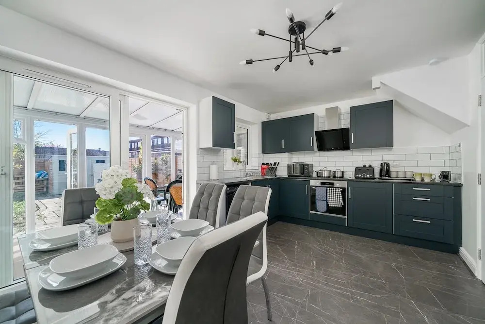5 Bed House - Sleeps 11 - Garden