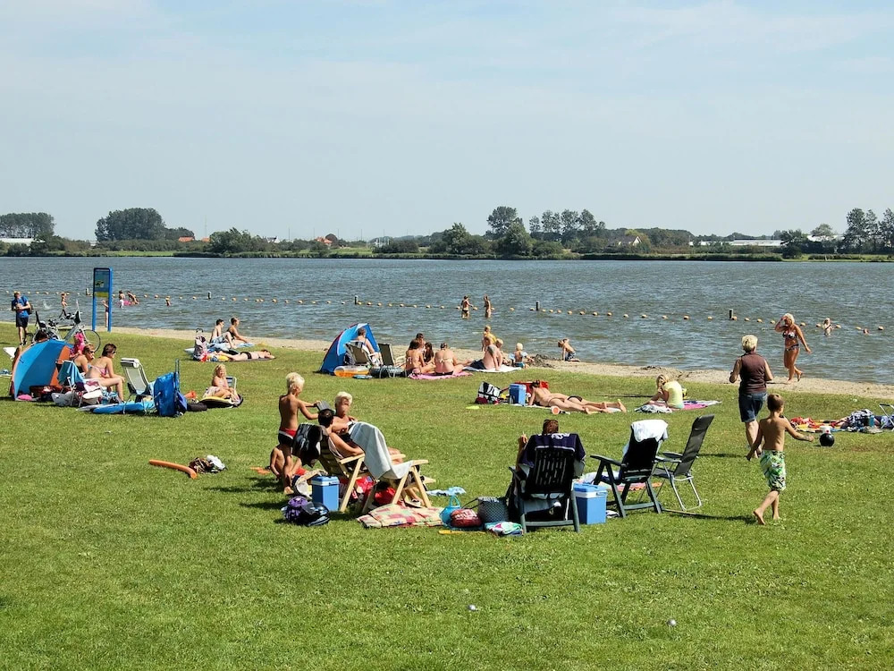 Quiet Holiday Home in South Holland by the Lake
