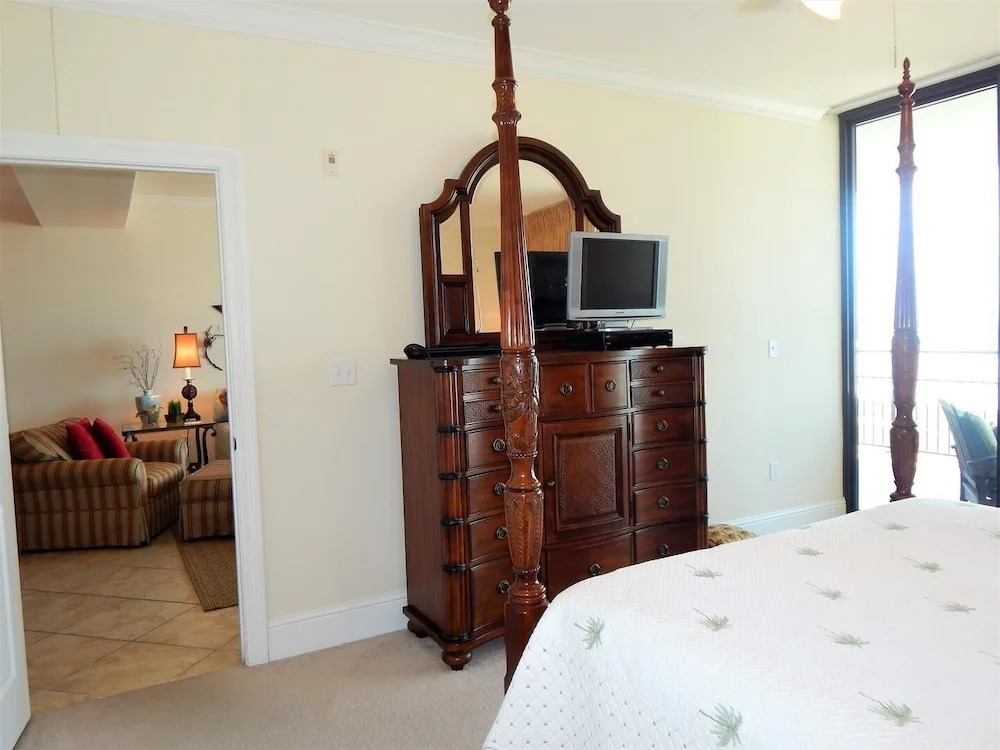 719 Holiday Isle 719 2 Bedroom Condo