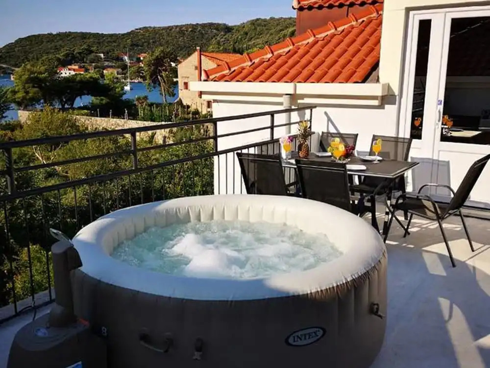 Penthouse Apartment With Teracce Spa Tub and Sea Views