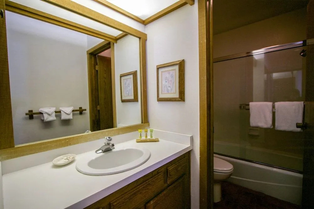 Snowcreek II #308 3 Bedrooms 2 Bathrooms Condo