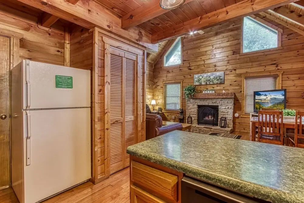 ER5 - Log Heaven - Great location! Close to all the action! cabin