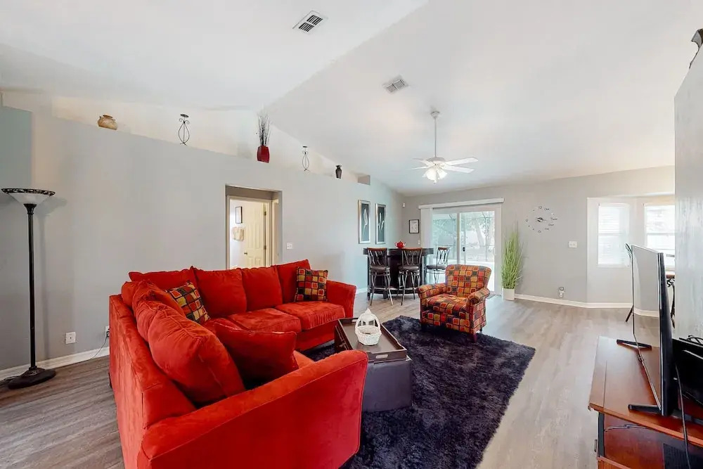 Spacious Home With Enclosed Pool, Open Layout, Washer/dryer, Internet, & AC