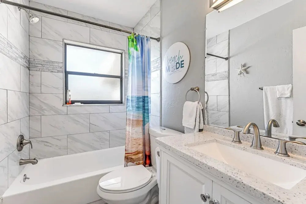 3 Mi to Venice Beach: Pet-friendly Home w/ Yard