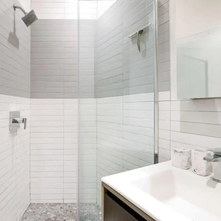 403-2e Newly Renovated Studio UES