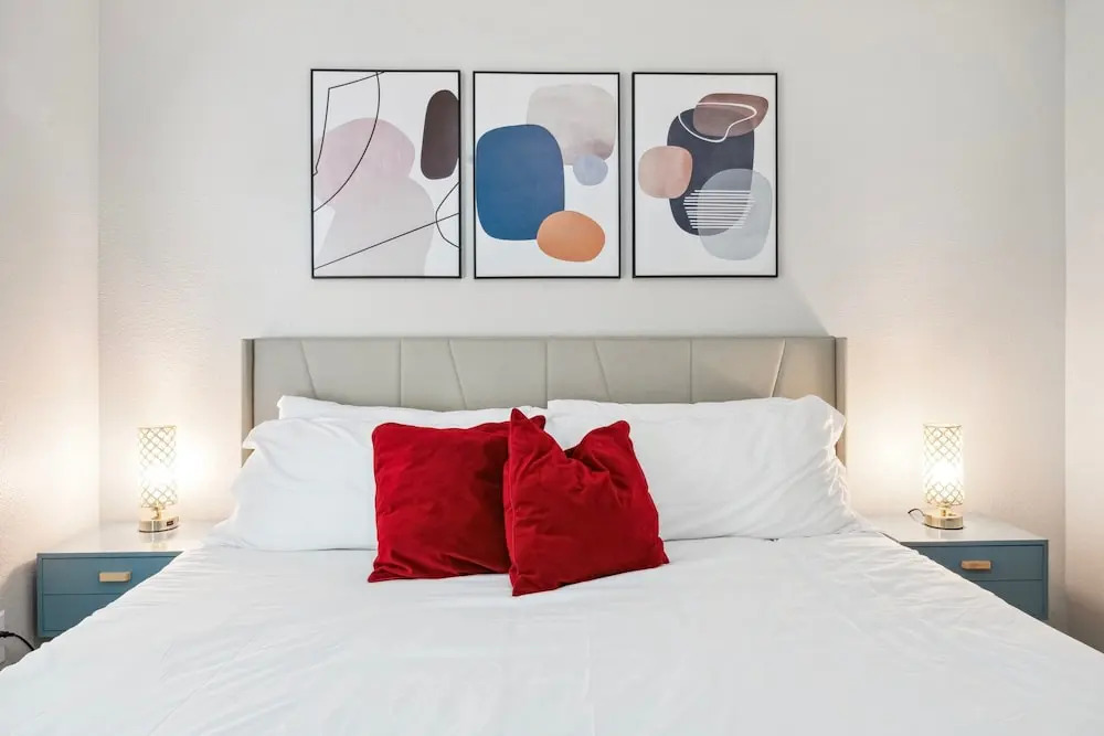 Spacious 2BR King Suites w Pool, Gym, Laundry - Close to Downtown