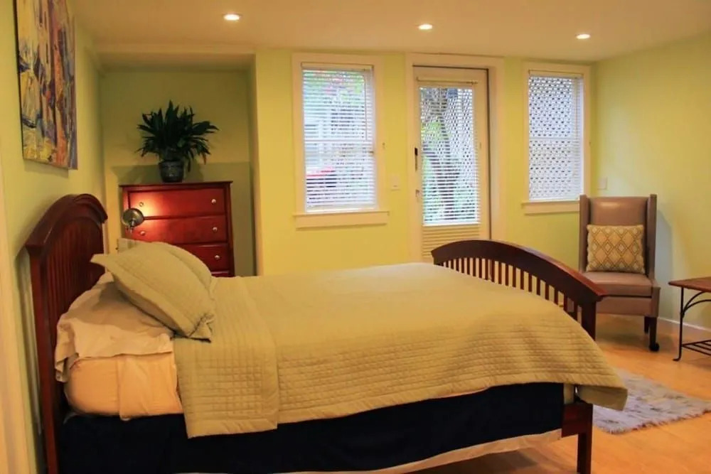 Cow Hollow Studio Holiday