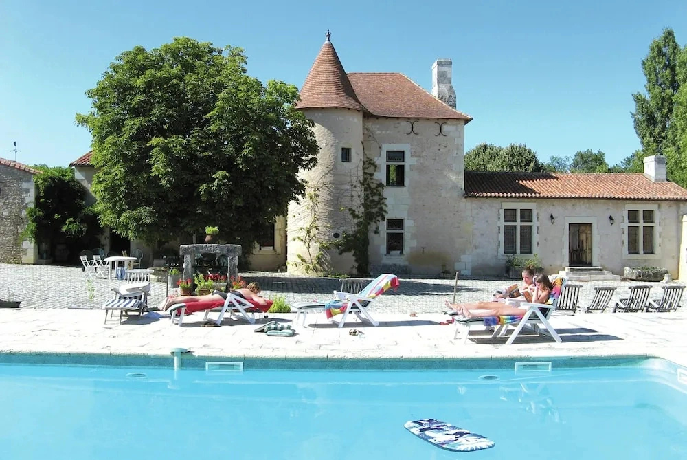 Holiday Home in Thurageau with Private Pool