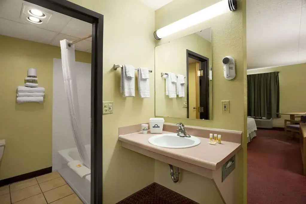 Days Inn by Wyndham Park City Kansas